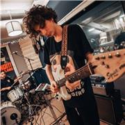 Chitarrista Turnista Professionista con 6 anni di esperienza nell'insegnamento propone lezioni di chitarra in qualunque stile, per